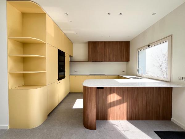 1-gele-keuken-bruin-eiland-front.jpeg - StudioV10