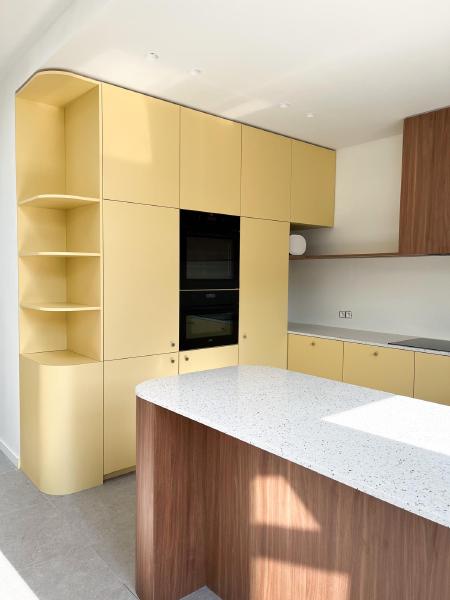 2-gele-keuken-focus.jpeg - StudioV10